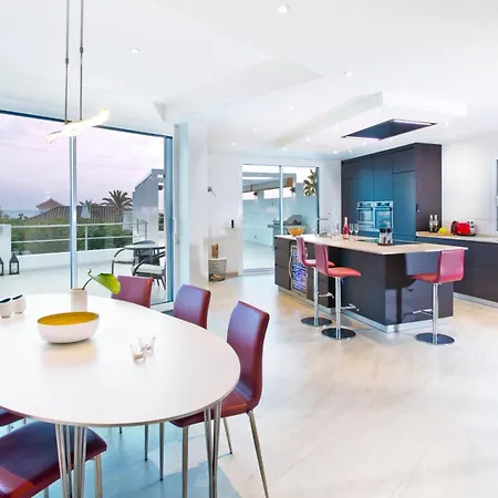 Villa Sunset Ref #51 *